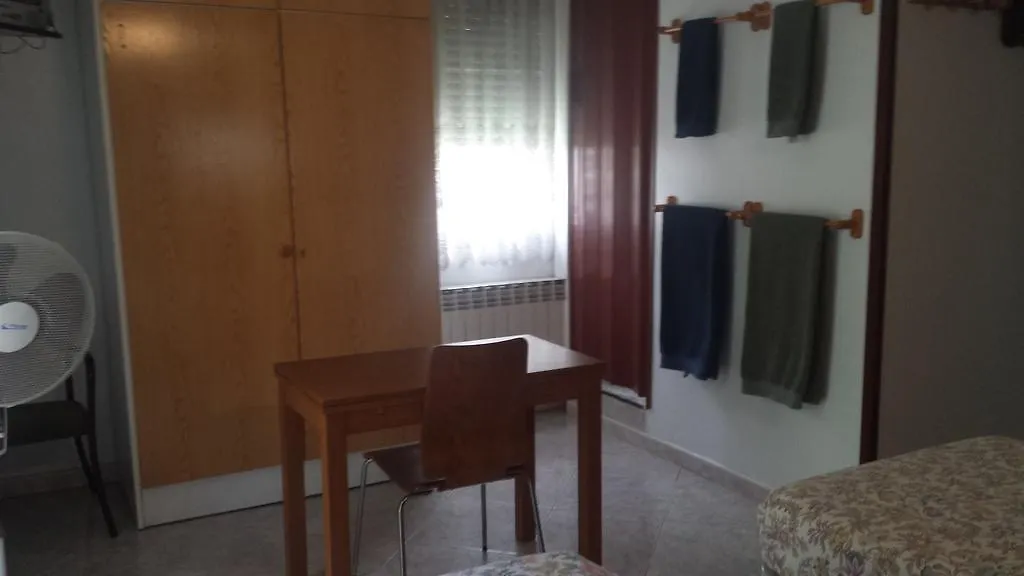 Hostal Porta De Ferro Sant Boi de Llobregat Guest house