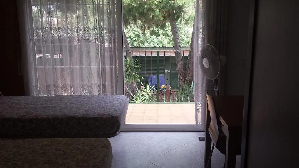 Hostal Porta De Ferro Sant Boi de Llobregat Guest house