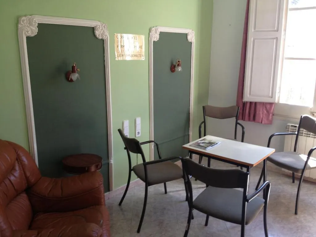 Hostal Porta De Ferro Sant Boi de Llobregat 2*,